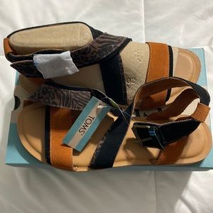 Toms Sidney Flat Sandal - size 9
